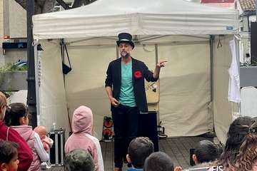 Don Garabato sortea la lluvia para hacer reír a los niños de Telde/FJS Fotografía.